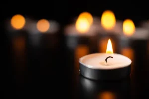 Llegar puntual es saber cómo comportarse en un funeral